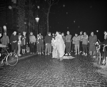 880603 Afbeelding van de start van de estafetteloop door leden van de Utrechtse atletiekvereniging Hellas van Utrecht ...